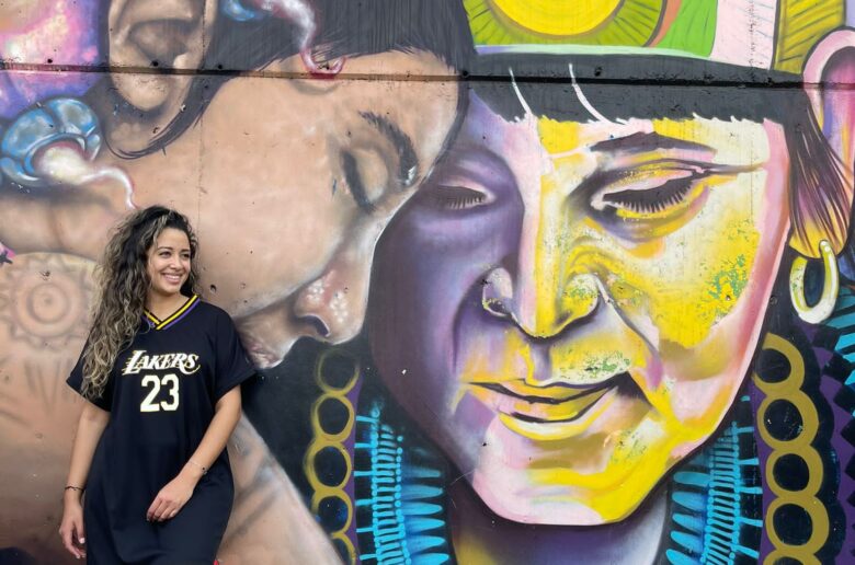 vrouw voor muurschildering Medellin